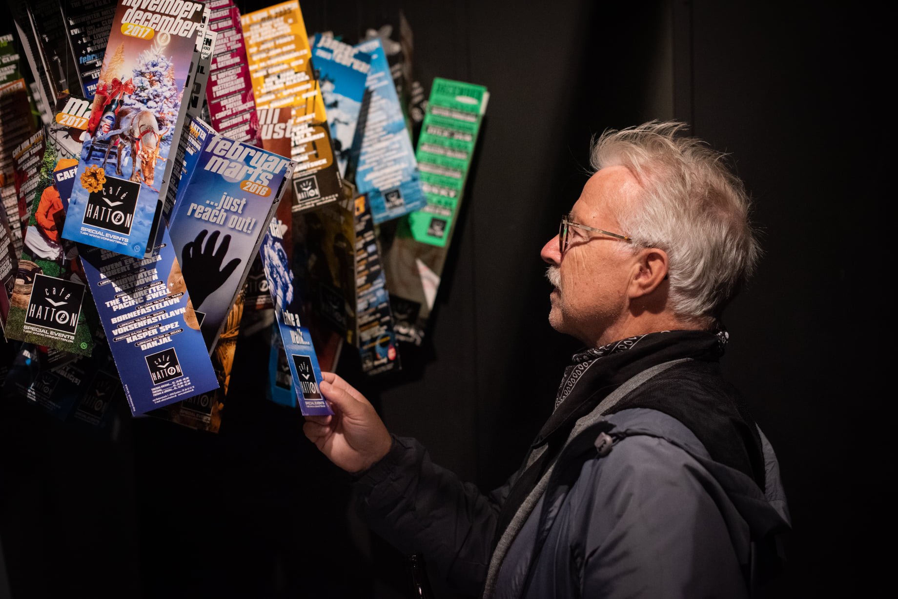 Lars Karmark ser på gamle programmer fra Café Von Hatten